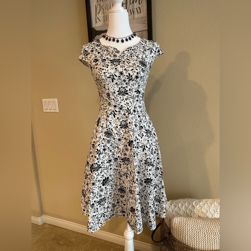 Dresstells Women’s Black & White Floral/Skull Dress, Short Sleeves - Size S